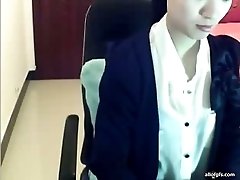 Secretary got too horny while chatting on camera
