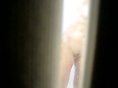 Spying on a milfie girlfriend of my mom in the bathroom