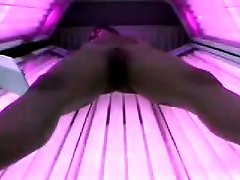 Hot video from solarium - curvy girl takes sunbath all naked