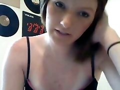 Cute amateur babe flashes her tits and pussy on webcam