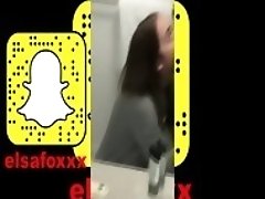 COLLEGE BLOWJOB IN BATHROOM DURING PARTY
