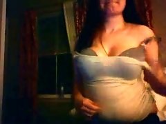 Amateur sweet web cam babe gonna get rid of her T-shirt to show her tits