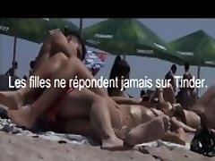 Jeune fille roumaine aux seins nus filmee par un voyeur a la plage