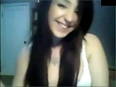 Frantic webcam teen bangs her sweet cunt with hair brush