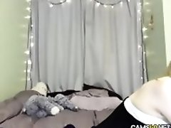 Sexy College Babe Plays With Her Pussy on Webcam