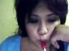 Slutty webcam brunette sucked lollipop and flashed her boobies
