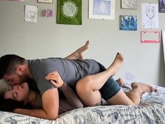 Jeune couple bouillant baise habille en sextape
