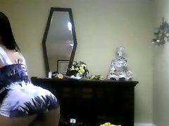 I make my big luscious ass wiggle like jello on webcam