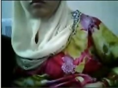 Nerdy and slutty Malay hijab webcam nympho flashed her big titties