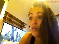 Naked amateur webcam girl fingering her pussy live on camera