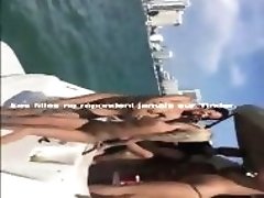 Fete sur un bateau prive avec des filles nues