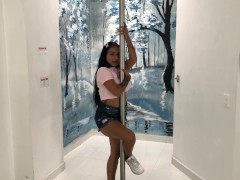 'Prostituta colombiana bailando en el tubo para sus clientes'