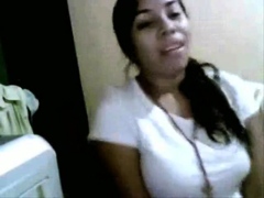 amateur fuckmedeeperbaby fingering herself on live webcam