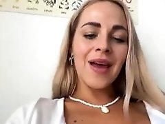 amateur blonde solo webcam