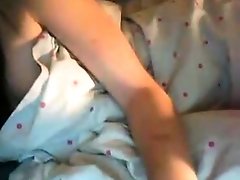 teen Girl masturbates on cam.